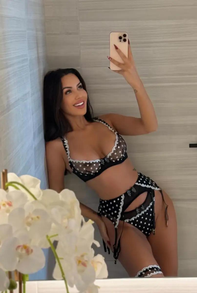 Эмира эскорт в городе Питер